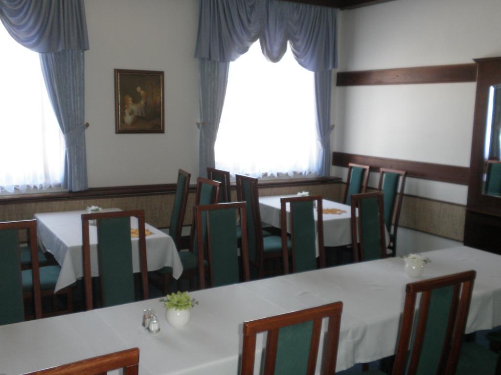 Hotel Le Café Pohořelice Buitenkant foto
