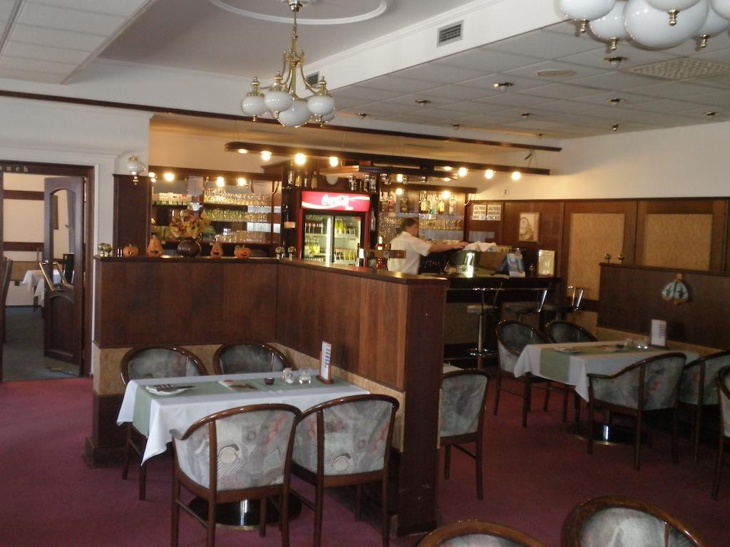 Hotel Le Café Pohořelice Buitenkant foto